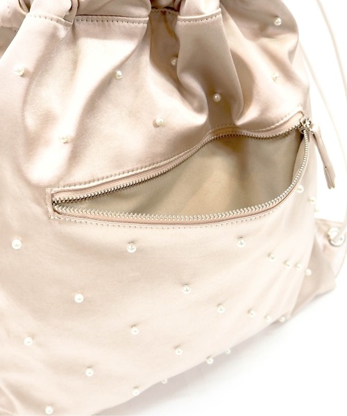 Casselini（キャセリーニ）の「Casselini(キャセリーニ)パールサテンナップサック（バックパック/リュック・レディース・アイボリー/ブラック・FREE）」の7枚目の写真