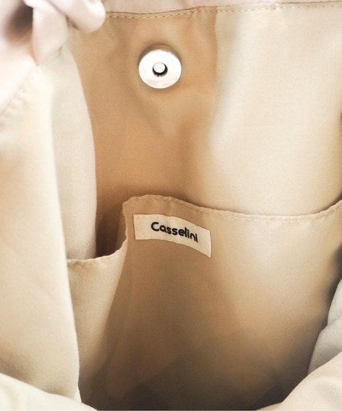 Casselini（キャセリーニ）の「Casselini(キャセリーニ)パールサテンナップサック（バックパック/リュック・レディース・アイボリー/ブラック・FREE）」の5枚目の写真