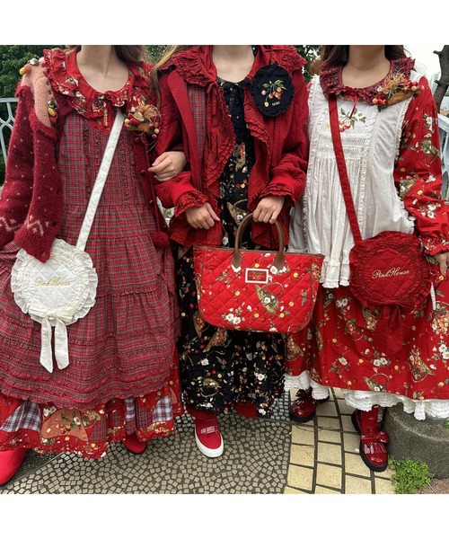 【新品未使用】ピンクハウス フリル リボン ポシェット バッグ 黒 PINK HOUSE（ピンクハウス）の「ロゴ刺繍丸形フリルポシェット