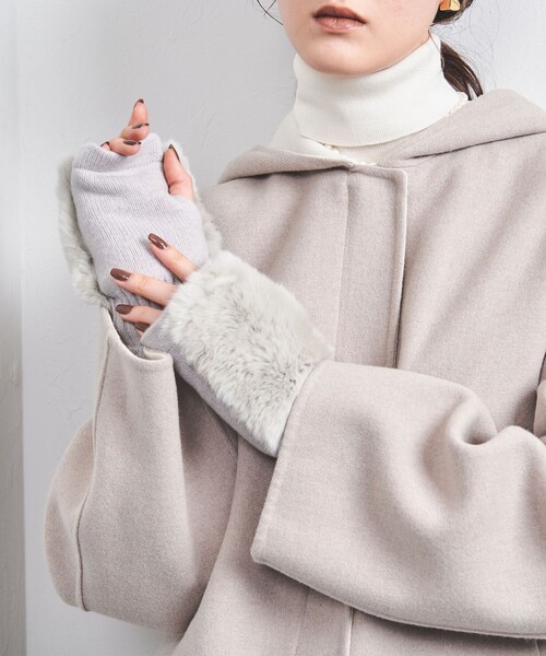 UNITED ARROWS（ユナイテッドアローズ）の「レッキスラビットファー フィンガーレスグローブ（手袋・レディース・ライトグレー/ダークグレー/ベージュ・FREE）」の4枚目の写真
