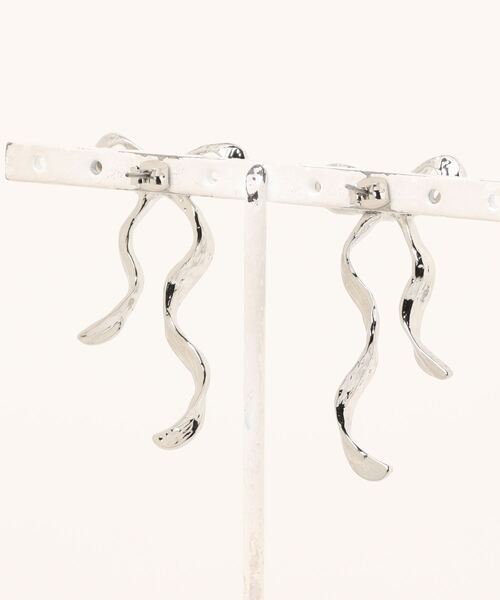 Heather（ヘザー）の「ウネウネリボンピアス　232921（ピアス（両耳用）・レディース・シルバー/ゴールド・ONE SIZE）」の7枚目の写真