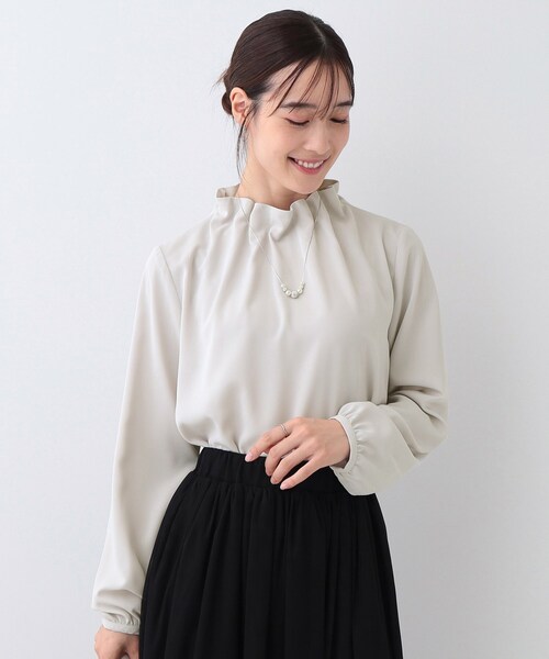 SHOO・LA・RUE（シューラルー）の「【S-3L/洗える/セレモニー】さらり軽やか フリルスタンドカラーブラウス（シャツ/ブラウス・レディース・オフホワイト/ライトグレー/ブラック・01/02/03/04/05）」の3枚目の写真