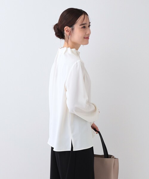 SHOO・LA・RUE（シューラルー）の「【S-3L/洗える/セレモニー】さらり軽やか フリルスタンドカラーブラウス（シャツ/ブラウス・レディース・オフホワイト/ライトグレー/ブラック・01/02/03/04/05）」の22枚目の写真