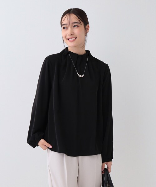 SHOO・LA・RUE（シューラルー）の「【S-3L/洗える/セレモニー】さらり軽やか フリルスタンドカラーブラウス（シャツ/ブラウス・レディース・オフホワイト/ライトグレー/ブラック・01/02/03/04/05）」の4枚目の写真