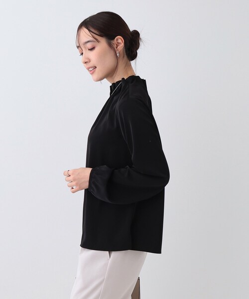 SHOO・LA・RUE（シューラルー）の「【S-3L/洗える/セレモニー】さらり軽やか フリルスタンドカラーブラウス（シャツ/ブラウス・レディース・オフホワイト/ライトグレー/ブラック・01/02/03/04/05）」の5枚目の写真