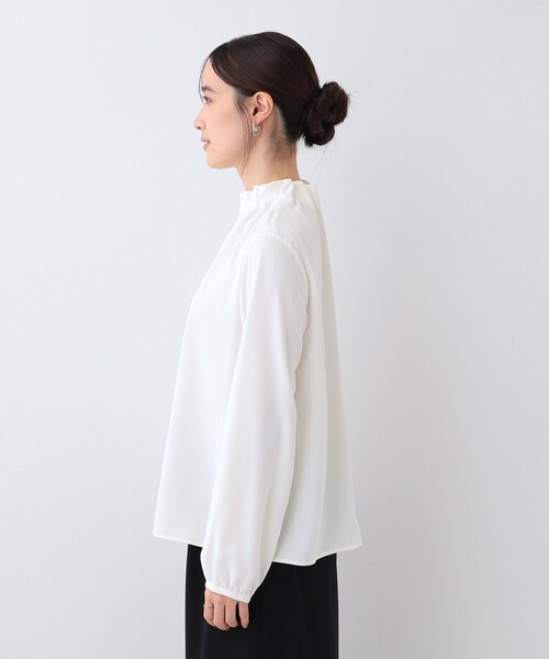 SHOO・LA・RUE（シューラルー）の「【S-3L/洗える/セレモニー】さらり軽やか フリルスタンドカラーブラウス（シャツ/ブラウス・レディース・オフホワイト/ライトグレー/ブラック・01/02/03/04/05）」の9枚目の写真