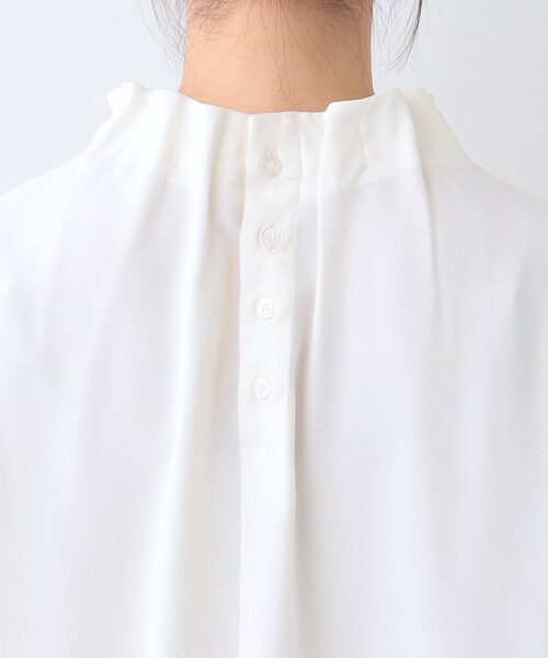 SHOO・LA・RUE（シューラルー）の「【S-3L/洗える/セレモニー】さらり軽やか フリルスタンドカラーブラウス（シャツ/ブラウス・レディース・オフホワイト/ライトグレー/ブラック・01/02/03/04/05）」の12枚目の写真