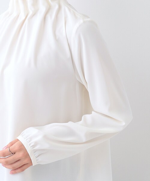SHOO・LA・RUE（シューラルー）の「【S-3L/洗える/セレモニー】さらり軽やか フリルスタンドカラーブラウス（シャツ/ブラウス・レディース・オフホワイト/ライトグレー/ブラック・01/02/03/04/05）」の13枚目の写真