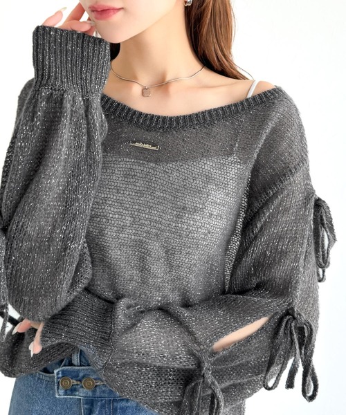 mily bilet(ミウィビレット)の「【mily bilet】大人のきらめき。プレートデザイン透かし編み袖リボンラメニット(ワンオフショル2way)(ニット/セーター・レディース・ブルー/チャコールグレー/イエロー/ピンク/ホワイト・LARGE/MEDIUM/SMALL/X-LARGE)」の2枚目の写真