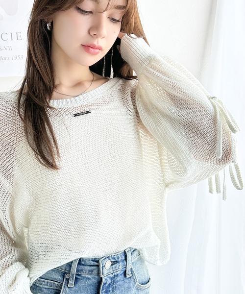 mily bilet(ミウィビレット)の「【mily bilet】大人のきらめき。プレートデザイン透かし編み袖リボンラメニット(ワンオフショル2way)(ニット/セーター・レディース・ブルー/チャコールグレー/イエロー/ピンク/ホワイト・LARGE/MEDIUM/SMALL/X-LARGE)」の8枚目の写真