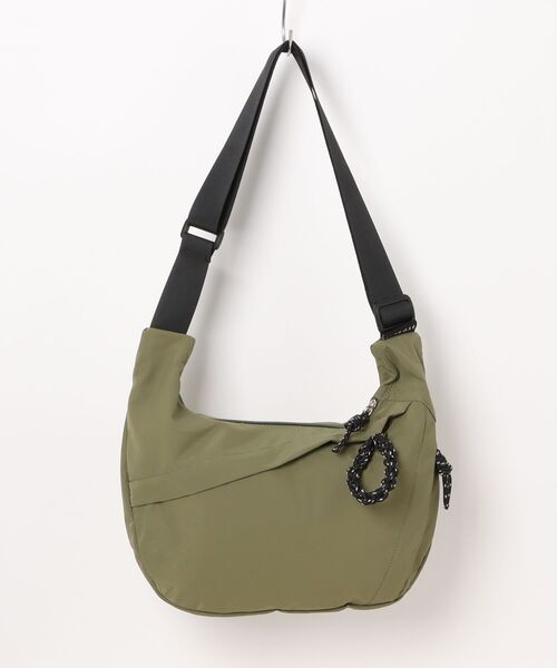 ALTROSE（アルトローズ）の「［ALTROSE/アルトローズ］三日月形 ナイロン ショルダーバッグ 大容量（ショルダーバッグ・レディース・アイボリー/カーキ/グレー/ブラック・FREE）」の4枚目の写真