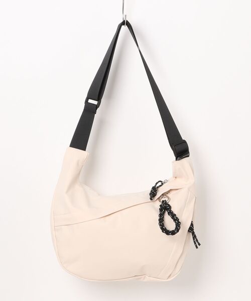 ALTROSE（アルトローズ）の「［ALTROSE/アルトローズ］三日月形 ナイロン ショルダーバッグ 大容量（ショルダーバッグ・レディース・アイボリー/カーキ/グレー/ブラック・FREE）」の2枚目の写真