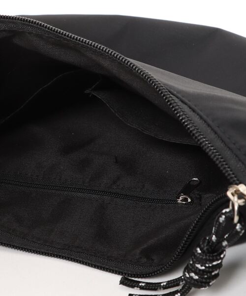 ALTROSE（アルトローズ）の「［ALTROSE/アルトローズ］三日月形 ナイロン ショルダーバッグ 大容量（ショルダーバッグ・レディース・アイボリー/カーキ/グレー/ブラック・FREE）」の7枚目の写真