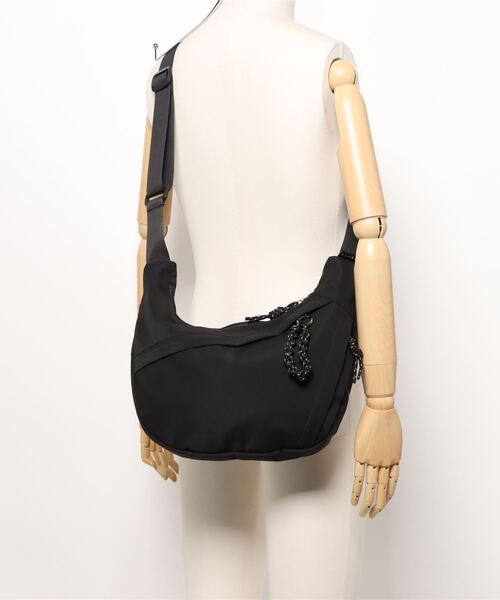 ALTROSE（アルトローズ）の「［ALTROSE/アルトローズ］三日月形 ナイロン ショルダーバッグ 大容量（ショルダーバッグ・レディース・アイボリー/カーキ/グレー/ブラック・FREE）」の8枚目の写真