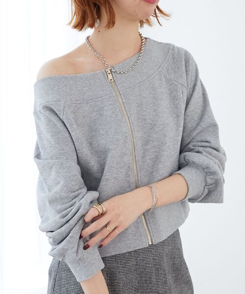 MAJESTIC LEGON(マジェスティックレゴン)の「オフショルジップスウェット(スウェット・レディース・グレー/ピンクベージュ/オートミール・MEDIUM)」の1枚目の写真