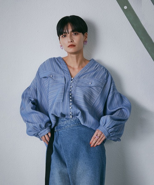 GENE HEAVENS コットンパールボタン ダブルVネック シャツブラウス GENE HEAVENS（ジーンヘブンズ）の「(GENE HEAVENS)コットン