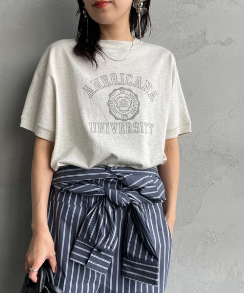 AMERICANA（アメリカーナ）の「[Americana×JEANS FACTORY/アメリカーナ×ジーンズファクトリー] 別注 ラウンドヘム カレッジプリントTシャツ（Tシャツ/カットソー・レディース・チャコール/オートミール/ライトブルー・F）」の2枚目の写真