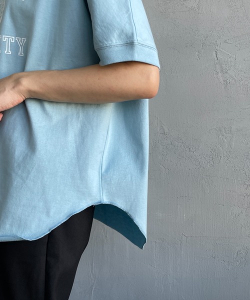 AMERICANA（アメリカーナ）の「[Americana×JEANS FACTORY/アメリカーナ×ジーンズファクトリー] 別注 ラウンドヘム カレッジプリントTシャツ（Tシャツ/カットソー・レディース・チャコール/オートミール/ライトブルー・F）」の7枚目の写真