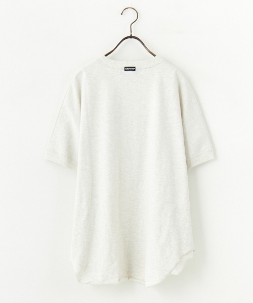 AMERICANA（アメリカーナ）の「[Americana×JEANS FACTORY/アメリカーナ×ジーンズファクトリー] 別注 ラウンドヘム カレッジプリントTシャツ（Tシャツ/カットソー・レディース・チャコール/オートミール/ライトブルー・F）」の11枚目の写真