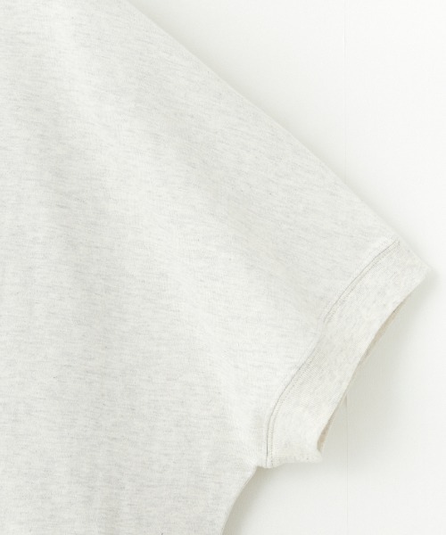 AMERICANA（アメリカーナ）の「[Americana×JEANS FACTORY/アメリカーナ×ジーンズファクトリー] 別注 ラウンドヘム カレッジプリントTシャツ（Tシャツ/カットソー・レディース・チャコール/オートミール/ライトブルー・F）」の6枚目の写真