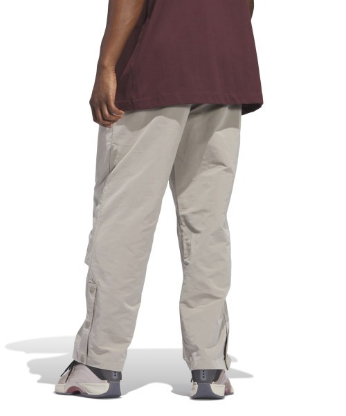 adidas（アディダス）の「adidas BASKETBALL WOVEN SL PANT（アディダス バスケットボール ウーブンパンツ（ジェンダーニュートラル））（その他パンツ・メンズ・ベージュ系・MEDIUM/LARGE/X-LARGE）」の6枚目の写真