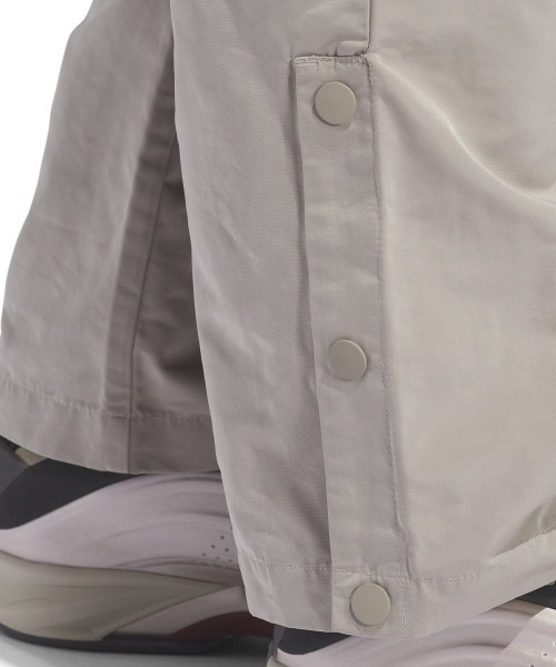 adidas（アディダス）の「adidas BASKETBALL WOVEN SL PANT（アディダス バスケットボール ウーブンパンツ（ジェンダーニュートラル））（その他パンツ・メンズ・ベージュ系・MEDIUM/LARGE/X-LARGE）」の9枚目の写真