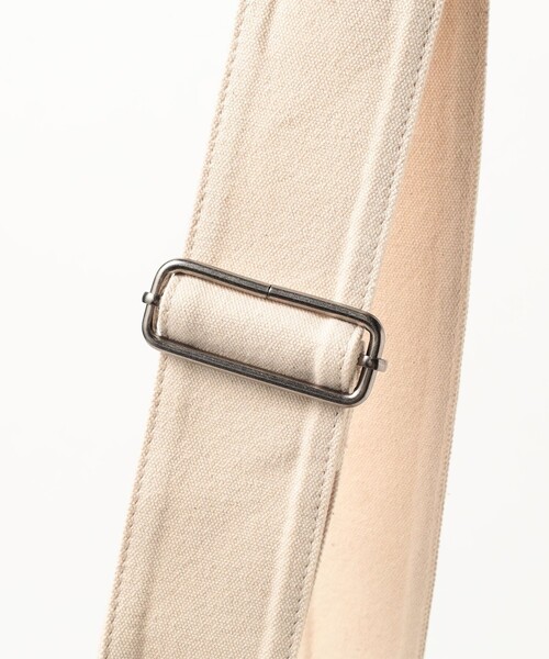 BEAMS HEART（ビームスハート）の「キャンバス ニュースペーパー バッグ【ユニセックス】（ショルダーバッグ・メンズ・オフホワイト・ONE SIZE）」の5枚目の写真