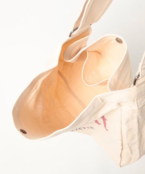 BEAMS HEART（ビームスハート）の「キャンバス ニュースペーパー バッグ【ユニセックス】（ショルダーバッグ・メンズ・オフホワイト・ONE SIZE）」の6枚目の写真