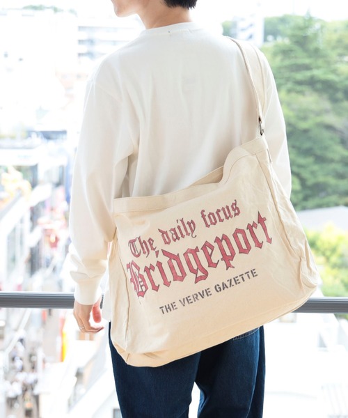 BEAMS HEART（ビームスハート）の「キャンバス ニュースペーパー バッグ【ユニセックス】（ショルダーバッグ・メンズ・オフホワイト・ONE SIZE）」の7枚目の写真