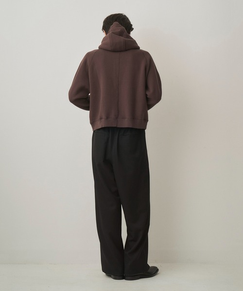 Juha（ユハ）の「CROPPED BRUSHED HOODIE（パーカー・メンズ・ブラック/ホワイト/ブラウン・3/4）」の13枚目の写真