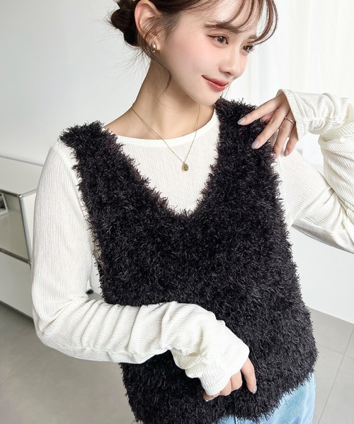 moment+(モーメントプラス)の「ブークレフェザーショートニットベスト(ベスト・レディース・アイボリー/ブラウン/グレー/ブラック・L/M)」の2枚目の写真