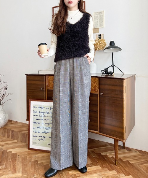 moment+(モーメントプラス)の「ブークレフェザーショートニットベスト(ベスト・レディース・アイボリー/ブラウン/グレー/ブラック・L/M)」の11枚目の写真