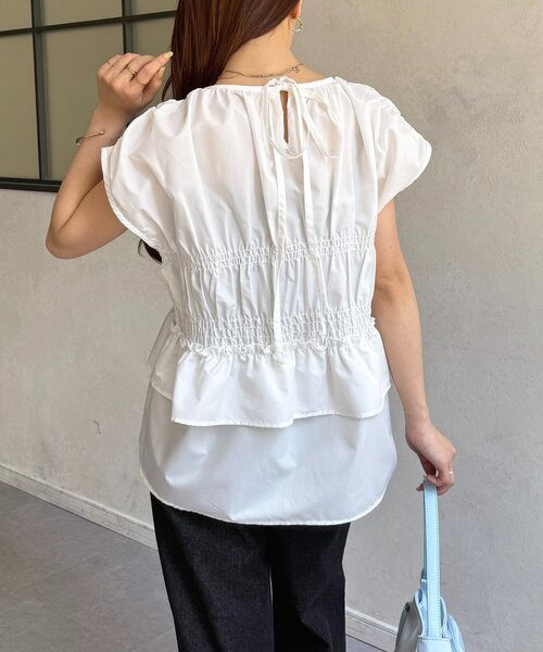 Thevon（ゼボン）の「シャーリングペプラムフレンチブラウス（シャツ/ブラウス・レディース・オフホワイト/サックスブルー/ブラック/カーキ・FREE）」の2枚目の写真