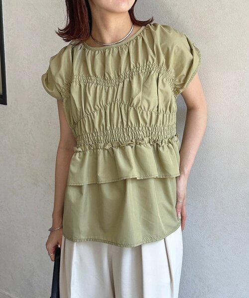 Thevon（ゼボン）の「シャーリングペプラムフレンチブラウス（シャツ/ブラウス・レディース・オフホワイト/サックスブルー/ブラック/カーキ・FREE）」の4枚目の写真