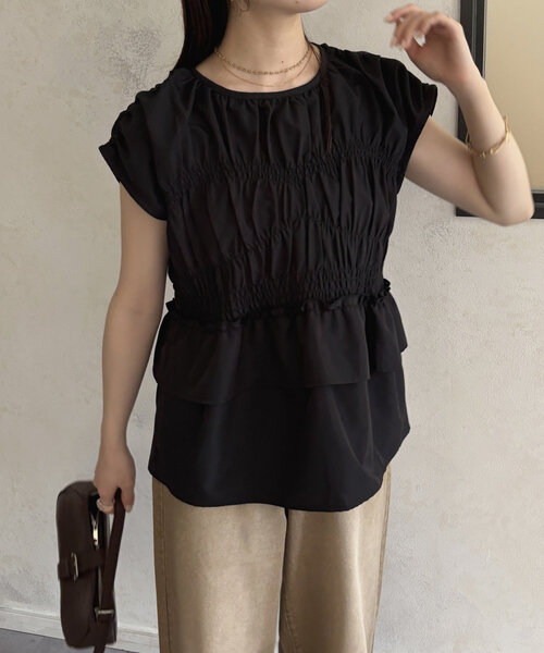 Thevon（ゼボン）の「シャーリングペプラムフレンチブラウス（シャツ/ブラウス・レディース・オフホワイト/サックスブルー/ブラック/カーキ・FREE）」の3枚目の写真