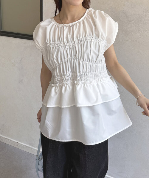 Thevon（ゼボン）の「シャーリングペプラムフレンチブラウス（シャツ/ブラウス・レディース・オフホワイト/サックスブルー/ブラック/カーキ・FREE）」の5枚目の写真