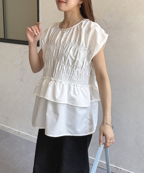 Thevon（ゼボン）の「シャーリングペプラムフレンチブラウス（シャツ/ブラウス・レディース・オフホワイト/サックスブルー/ブラック/カーキ・FREE）」の6枚目の写真