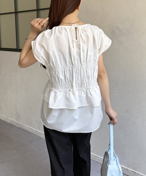 Thevon（ゼボン）の「シャーリングペプラムフレンチブラウス（シャツ/ブラウス・レディース・オフホワイト/サックスブルー/ブラック/カーキ・FREE）」の7枚目の写真