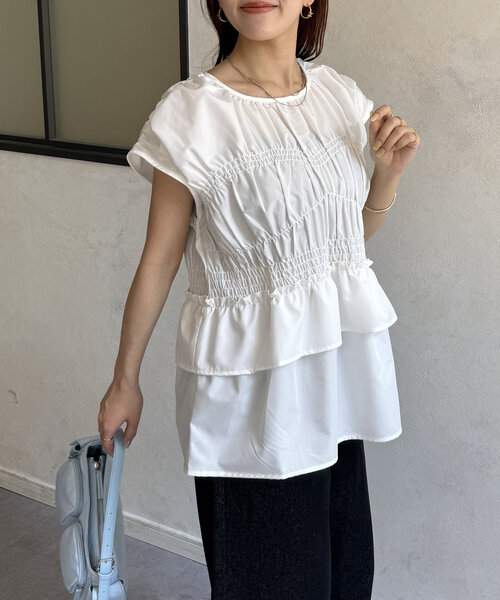 Thevon（ゼボン）の「シャーリングペプラムフレンチブラウス（シャツ/ブラウス・レディース・オフホワイト/サックスブルー/ブラック/カーキ・FREE）」の8枚目の写真