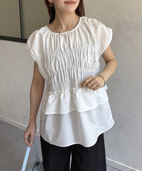 Thevon（ゼボン）の「シャーリングペプラムフレンチブラウス（シャツ/ブラウス・レディース・オフホワイト/サックスブルー/ブラック/カーキ・FREE）」の9枚目の写真