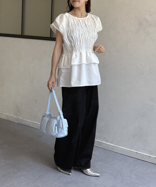 Thevon（ゼボン）の「シャーリングペプラムフレンチブラウス（シャツ/ブラウス・レディース・オフホワイト/サックスブルー/ブラック/カーキ・FREE）」の12枚目の写真