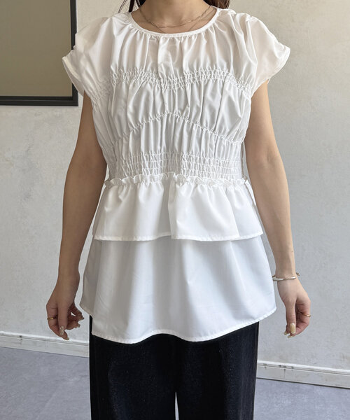 Thevon（ゼボン）の「シャーリングペプラムフレンチブラウス（シャツ/ブラウス・レディース・オフホワイト/サックスブルー/ブラック/カーキ・FREE）」の13枚目の写真