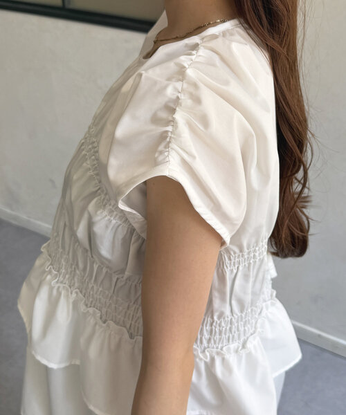 Thevon（ゼボン）の「シャーリングペプラムフレンチブラウス（シャツ/ブラウス・レディース・オフホワイト/サックスブルー/ブラック/カーキ・FREE）」の15枚目の写真