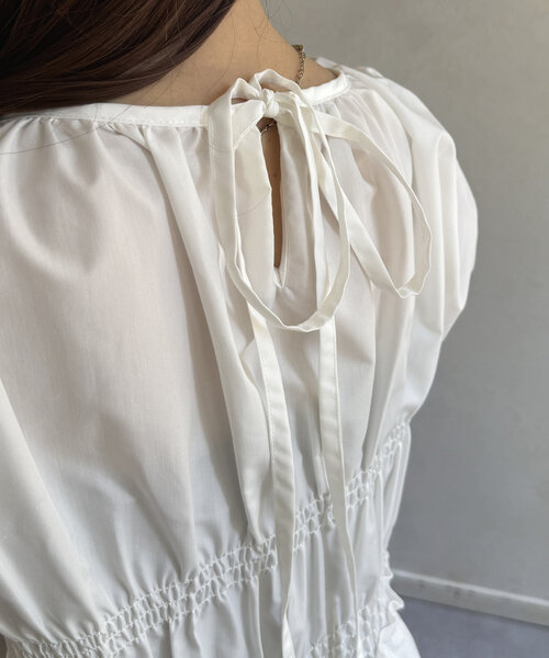 Thevon（ゼボン）の「シャーリングペプラムフレンチブラウス（シャツ/ブラウス・レディース・オフホワイト/サックスブルー/ブラック/カーキ・FREE）」の16枚目の写真