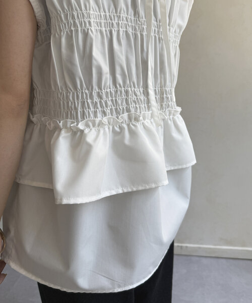 Thevon（ゼボン）の「シャーリングペプラムフレンチブラウス（シャツ/ブラウス・レディース・オフホワイト/サックスブルー/ブラック/カーキ・FREE）」の17枚目の写真