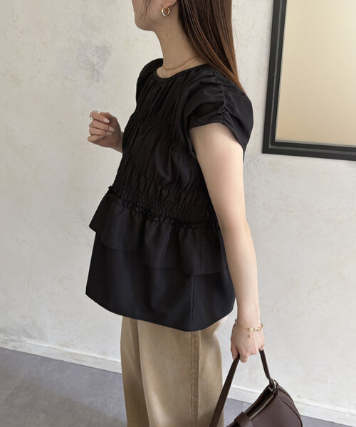 Thevon（ゼボン）の「シャーリングペプラムフレンチブラウス（シャツ/ブラウス・レディース・オフホワイト/サックスブルー/ブラック/カーキ・FREE）」の19枚目の写真