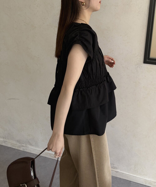 Thevon（ゼボン）の「シャーリングペプラムフレンチブラウス（シャツ/ブラウス・レディース・オフホワイト/サックスブルー/ブラック/カーキ・FREE）」の21枚目の写真