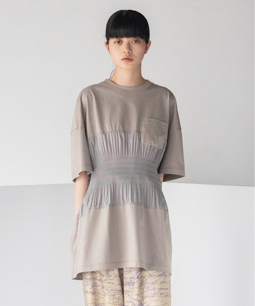 mintdesigns(ミントデザインズ)の「PLEATED T-SHIRT(Tシャツ/カットソー・レディース・ブラック/グレイッシュベージュ・ONESIZE)」の2枚目の写真