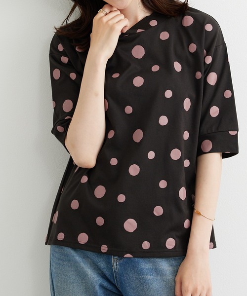 BELLUNA PLUS(ベルーナ)の「ランダムドット柄ワイドネックプルオーバー(Tシャツ/カットソー・レディース・チャコールグレー/ブラック・MEDIUM/LARGE/X-LARGE)」の2枚目の写真