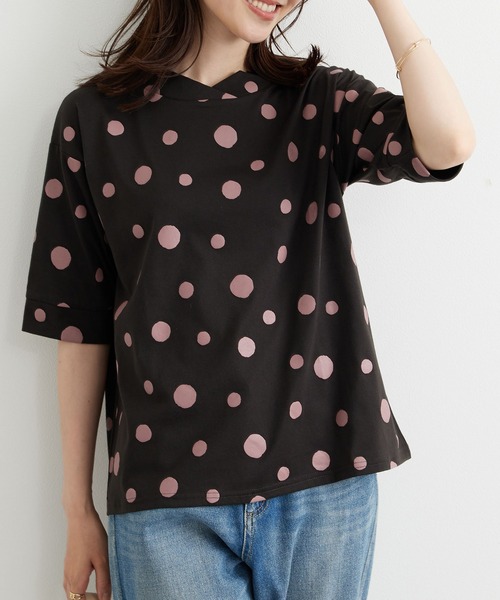 BELLUNA PLUS(ベルーナ)の「ランダムドット柄ワイドネックプルオーバー(Tシャツ/カットソー・レディース・チャコールグレー/ブラック・MEDIUM/LARGE/X-LARGE)」の9枚目の写真